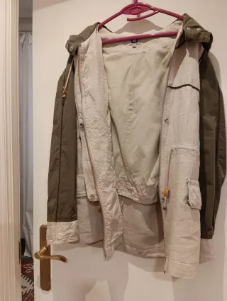 Parka de lino y algodón verde y beige con capucha