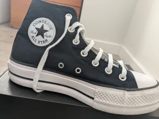 Converse plataforma talla 38. En su caja original.