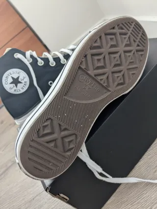 Converse plataforma talla 38. En su caja original.