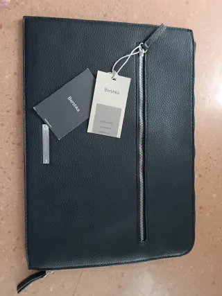 Portadocumentos Bershka símil piel negro