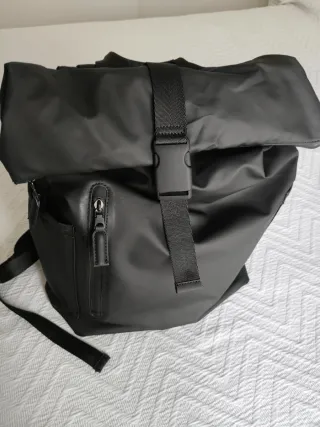 Mochila ZARA engomada negra