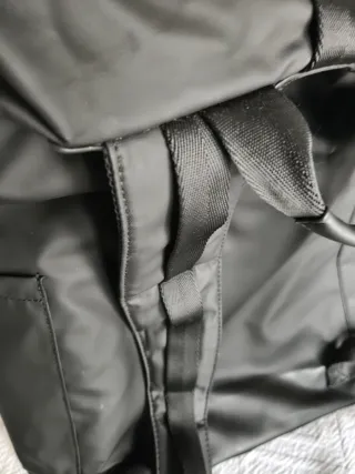 Mochila ZARA engomada negra