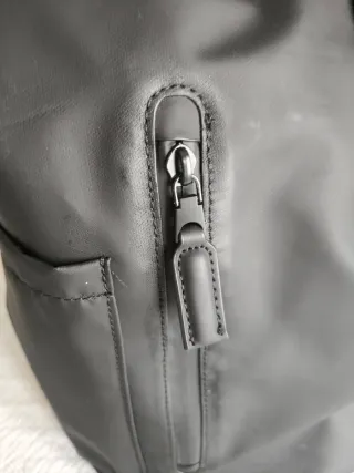 Mochila ZARA engomada negra