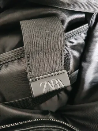 Mochila ZARA engomada negra