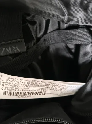 Mochila ZARA engomada negra