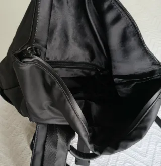 Mochila ZARA engomada negra