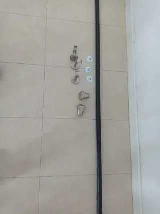 Barra de cortina y soportes metálicos