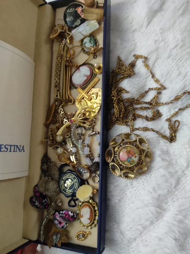 Conjunto de bijuterias e acessórios antigos