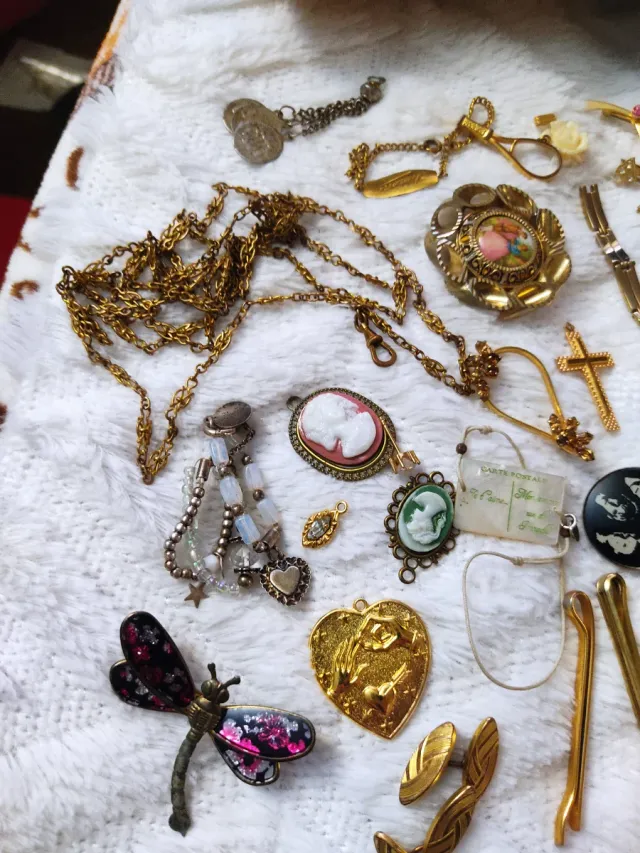 Conjunto de bijuterias e acessórios antigos