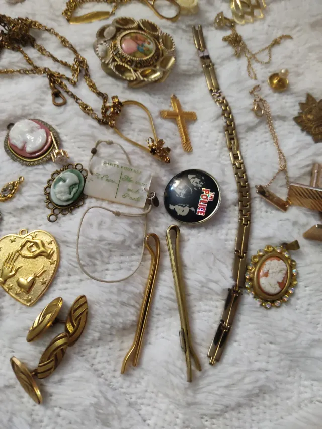 Conjunto de bijuterias e acessórios antigos