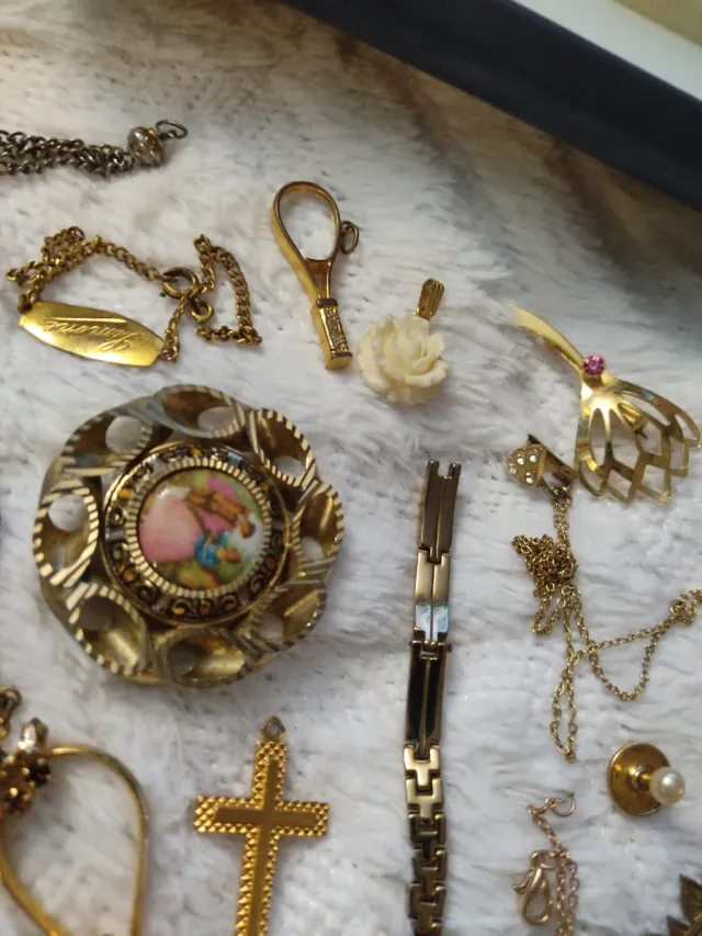 Conjunto de bijuterias e acessórios antigos