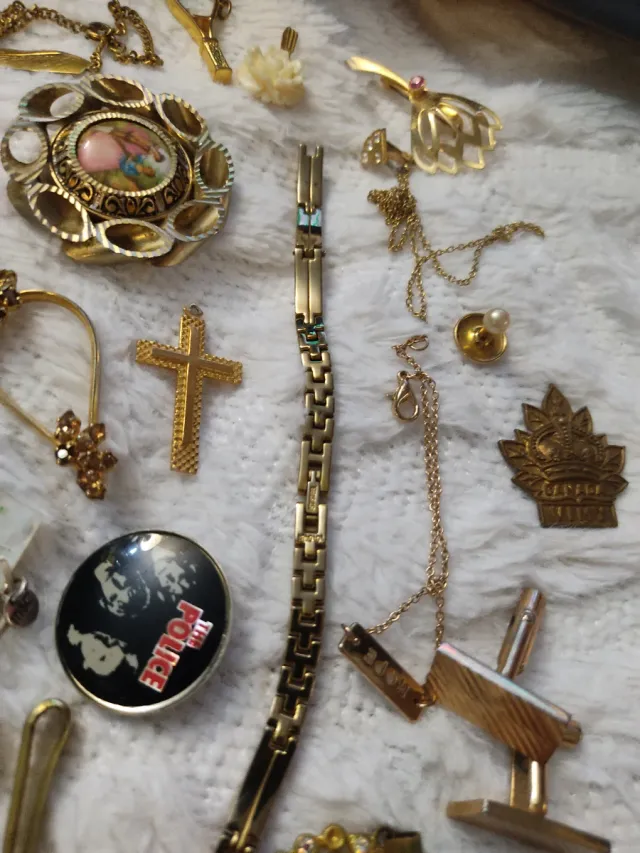 Conjunto de bijuterias e acessórios antigos