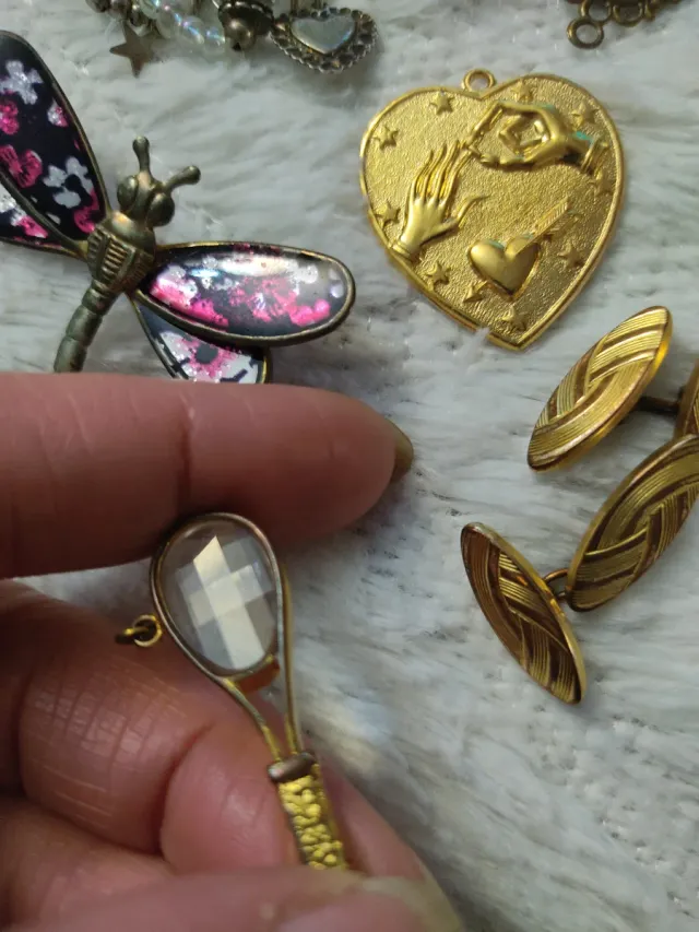 Conjunto de bijuterias e acessórios antigos