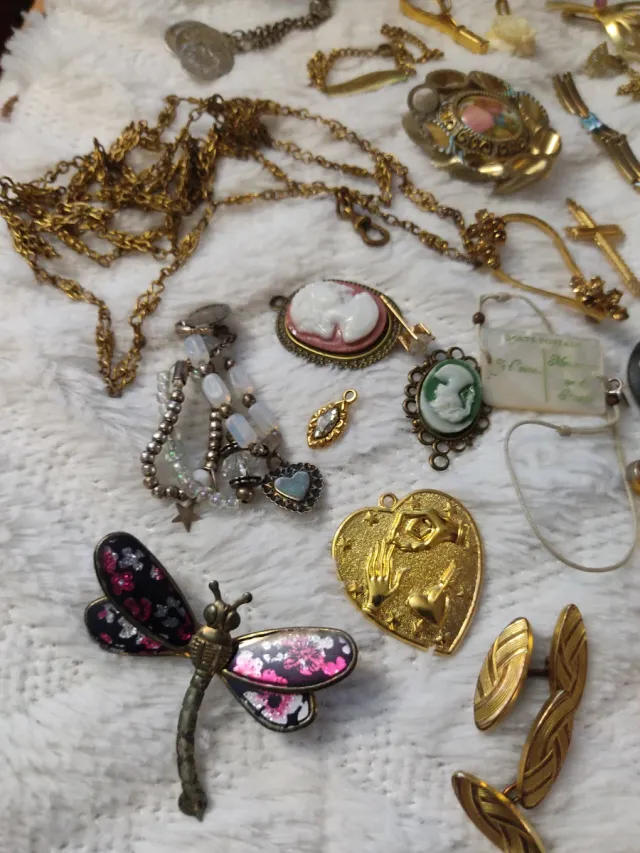 Conjunto de bijuterias e acessórios antigos