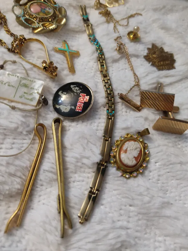 Conjunto de bijuterias e acessórios antigos