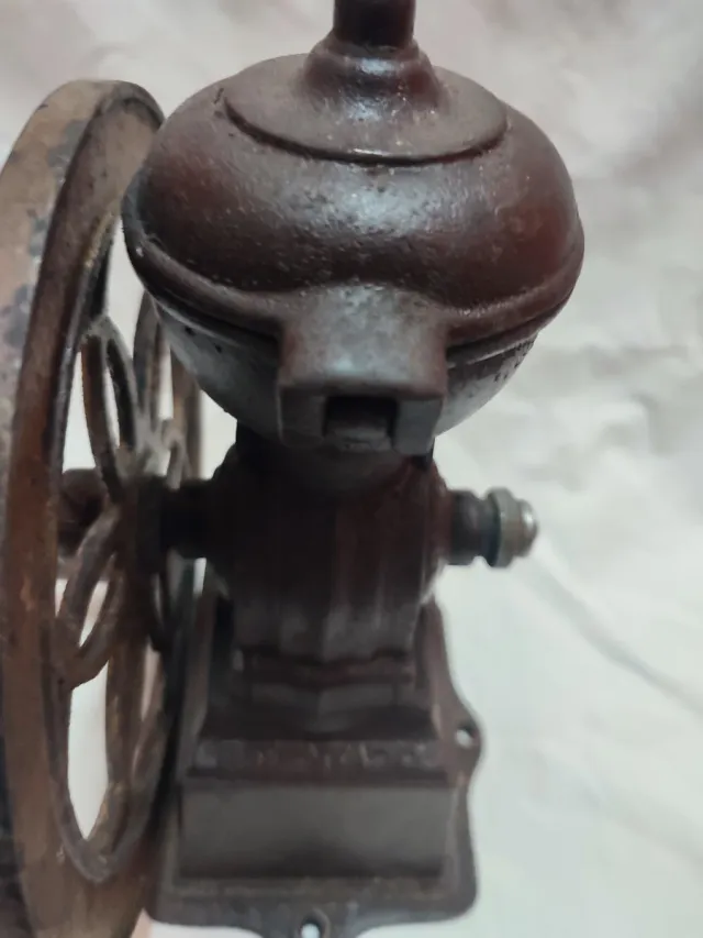 Antico macinacaffè in ghisa