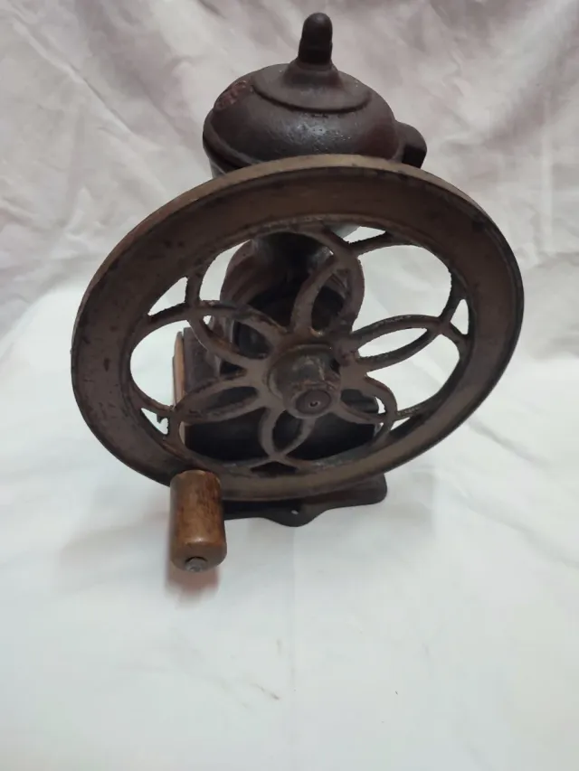 Antico macinacaffè in ghisa