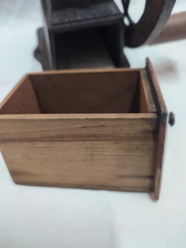 Antico macinacaffè in ghisa