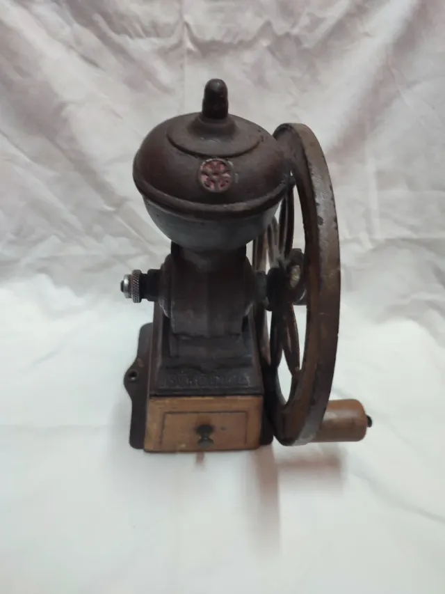 Antico macinacaffè in ghisa