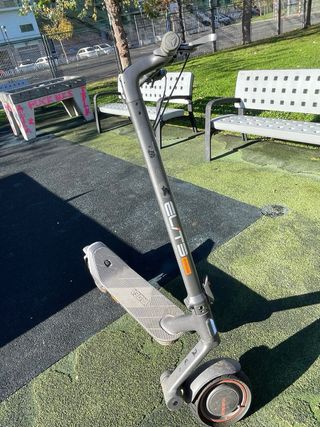 Patinete eléctrico gris