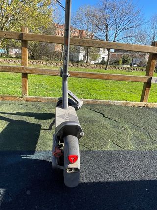 Patinete eléctrico gris