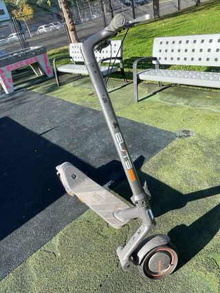 Patinete eléctrico gris