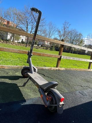 Patinete eléctrico gris