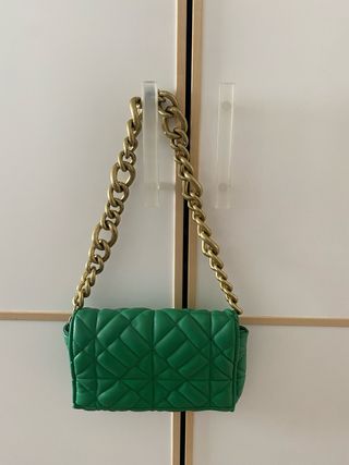 Bolso Zara verde acolchado cadena dorada