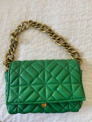 Bolso Zara verde acolchado cadena dorada