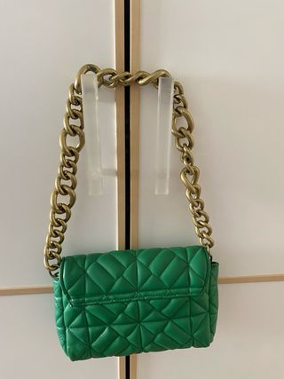 Bolso Zara verde acolchado cadena dorada