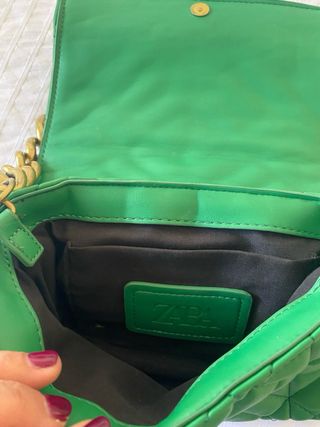 Bolso Zara verde acolchado cadena dorada