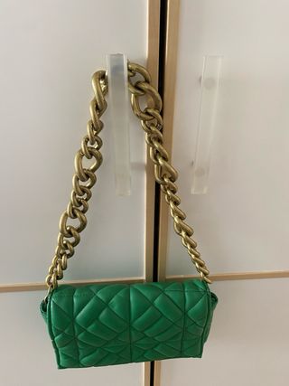 Bolso Zara verde acolchado cadena dorada