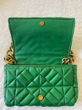 Bolso Zara verde acolchado cadena dorada