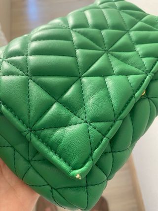 Bolso Zara verde acolchado cadena dorada