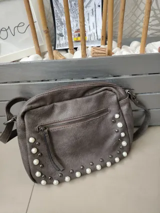 Bolso de piel con perlas