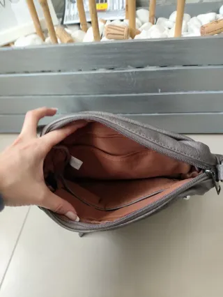 Bolso de piel con perlas