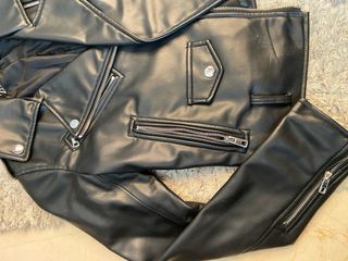 Cazadora efecto cuero Zara Negra