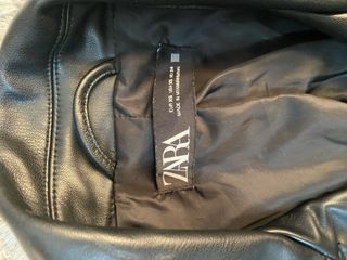 Cazadora efecto cuero Zara Negra