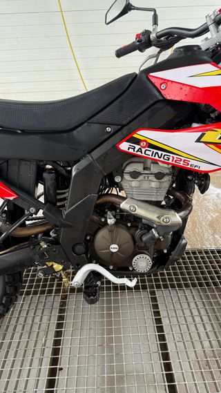 moto UM DSR EX 125cc impecable.
