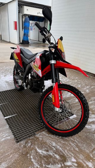 moto UM DSR EX 125cc impecable.
