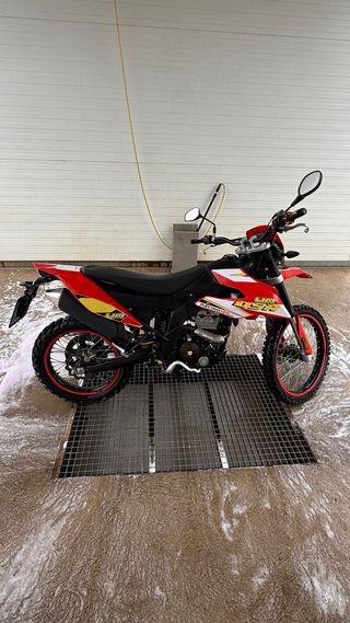 moto UM DSR EX 125cc impecable.