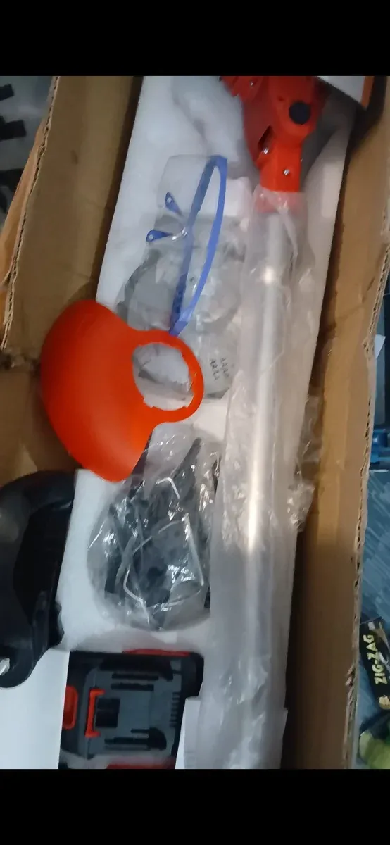 Desbrozadora nueva con accesorios dos baterias