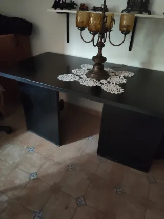 Mesa de despacho negra de madera