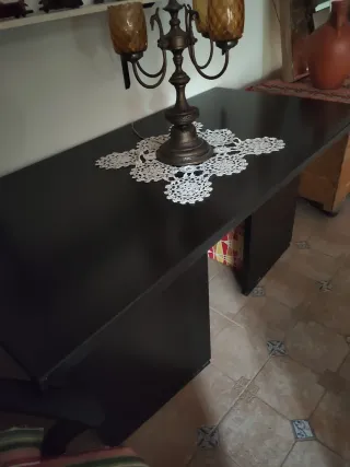 Mesa de despacho negra de madera