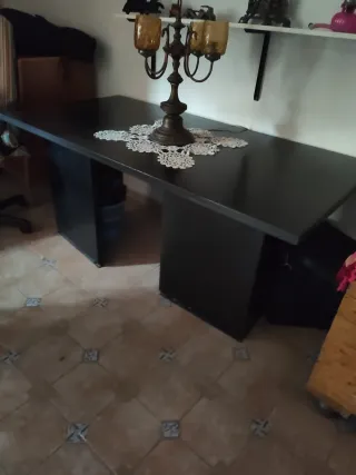 Mesa de despacho negra de madera