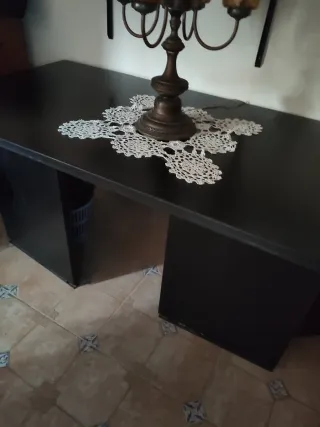 Mesa de despacho negra de madera