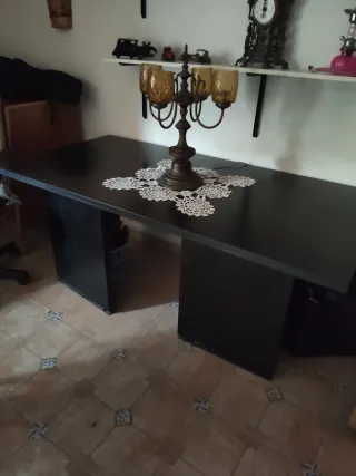 Mesa de despacho negra de madera