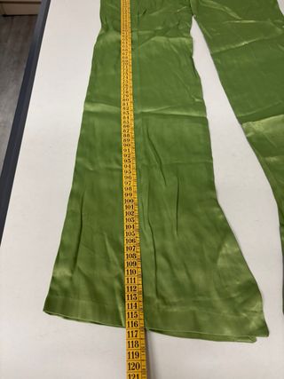 Pantalón Zara verde acampanado satinado