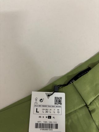 Pantalón Zara verde acampanado satinado