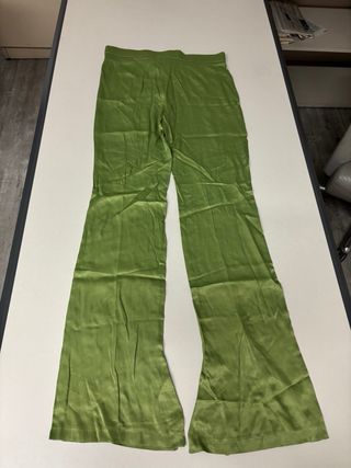 Pantalón Zara verde acampanado satinado